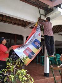 PEMASANGAN TANDA GAMBAR CALON KEPALA DESA SEMANU OLEH PANITIA PILKADES